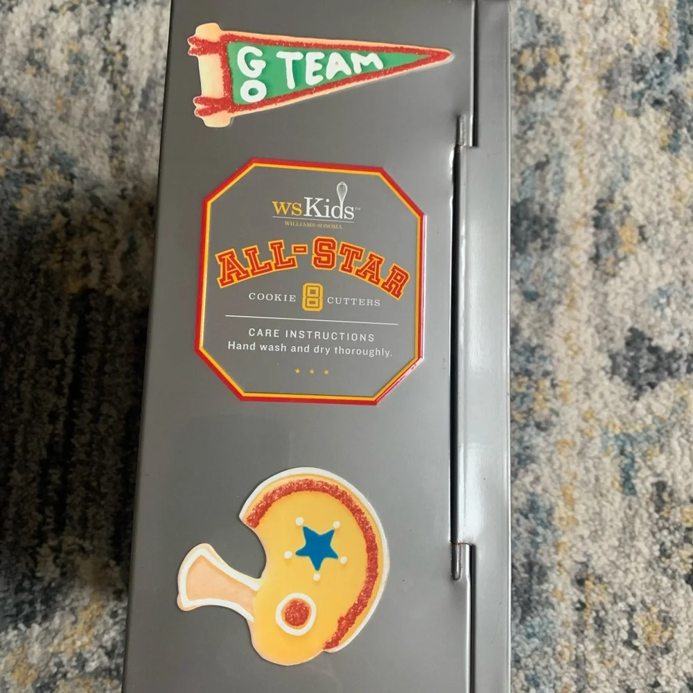 Williams Sonoma Kids All Star sports set of 8 cookies cutters